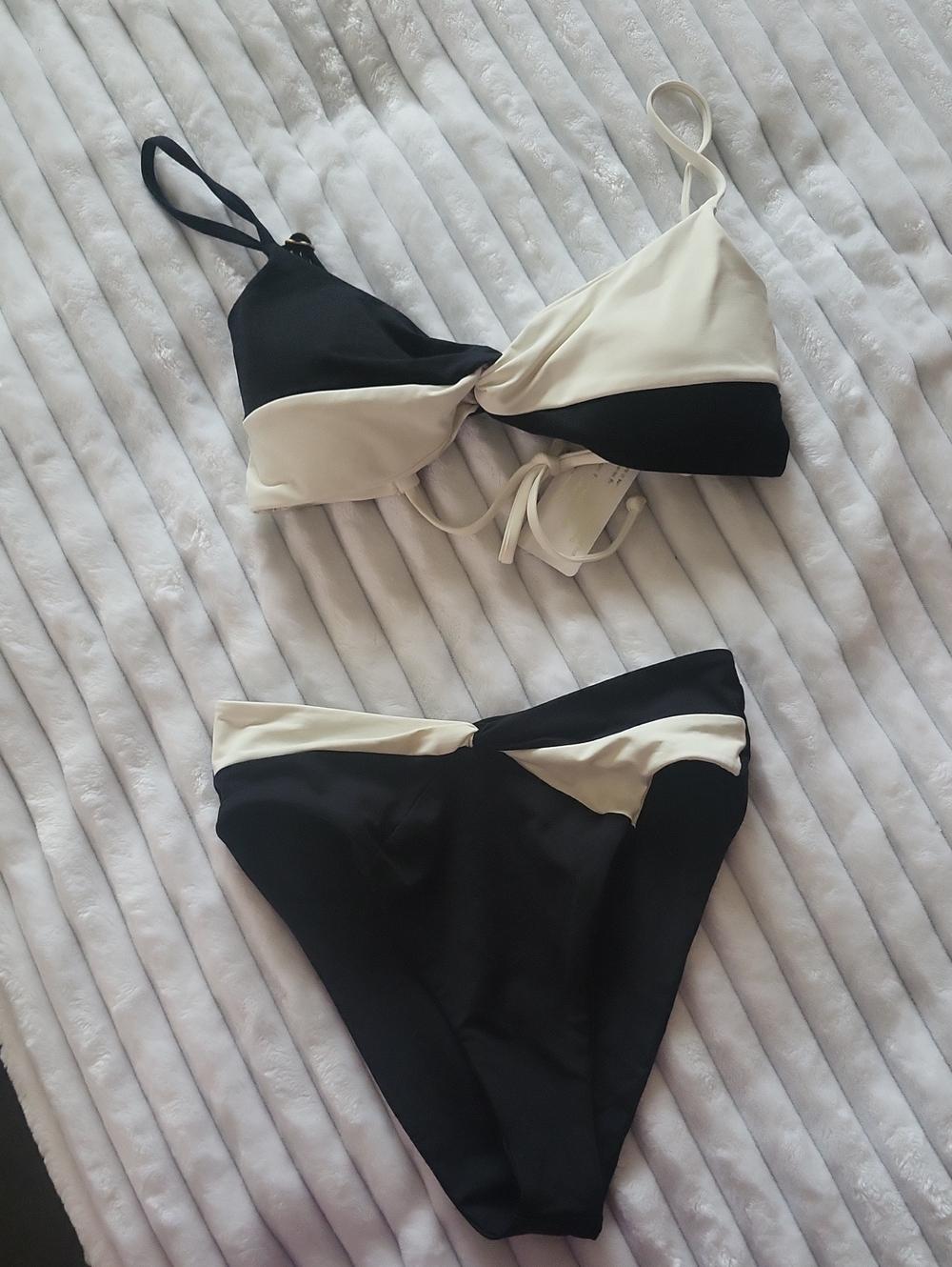 L*Space color-block bikini set black and cream - Picture 7 of 9